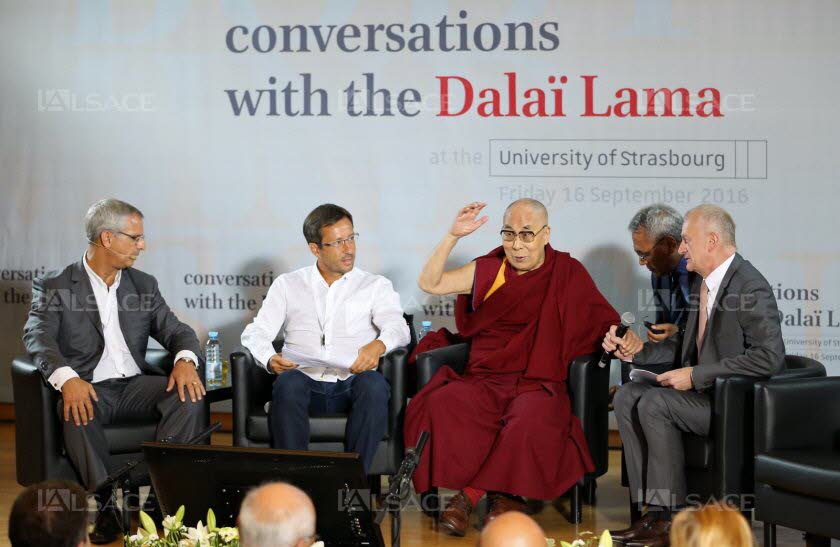 le-dalai-lama-en-compagnie-de-jean-gerard-bloch-g-docteur-en-medecine-jean-sibilia-doyen-de-la-faculte-de-medecine-de-strasbourg-et-michel-deneken-d-president-par-interim-de